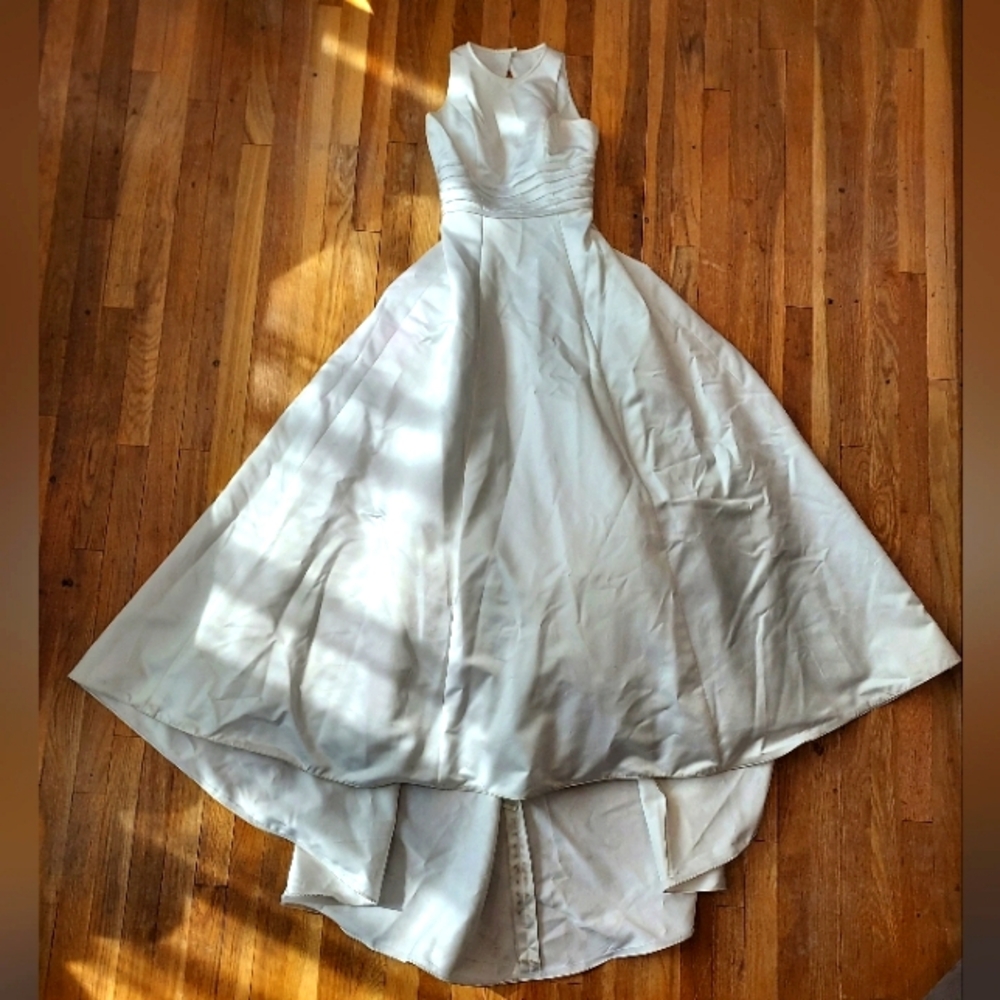 Classic David's Bridal Wedding Dress (Size 6)